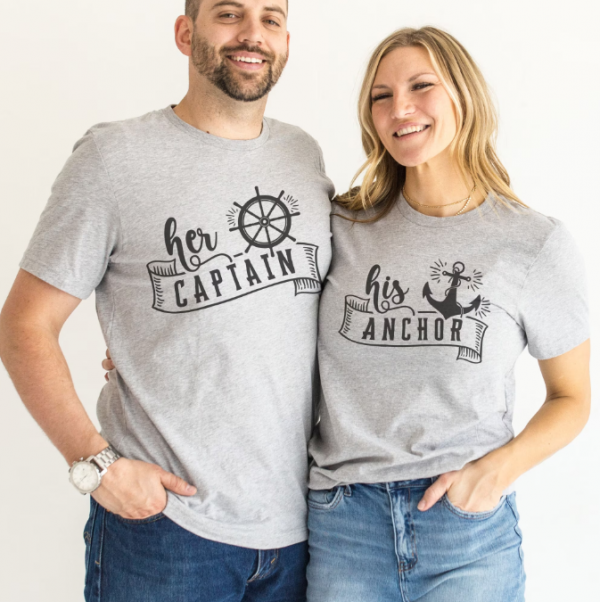 Baju dengan tema nautical untuk liburan pantai